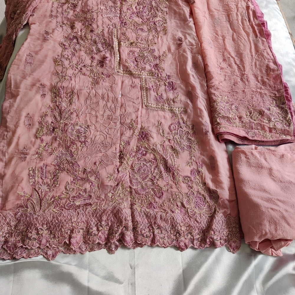 Pakistani shalwar kameez